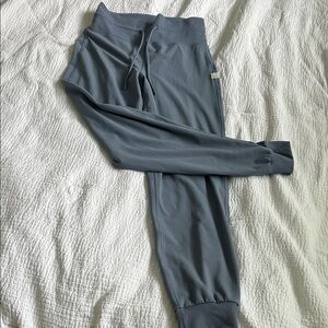 Vuori blue-gray leggings with cream logo tab